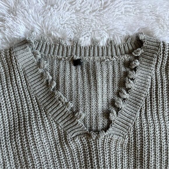 Zaful Sweater Raw Hem Fringe Long Sleeve Vneck Womens Medium - Picture 5 of 8